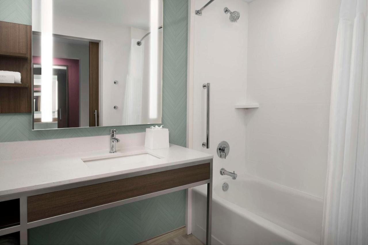 Hilton Garden Inn Pensacola Downtown Bagian luar foto